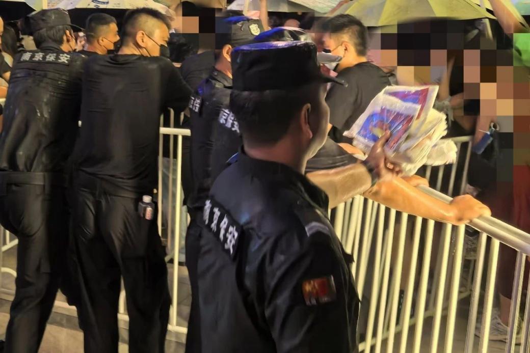 C:/Users/Administrator/Desktop/臺(tái)風(fēng)“貝碧嘉”來襲，南京保安積極應(yīng)對(duì)，“守”護(hù)萬(wàn)家團(tuán)圓！/11.jpg11