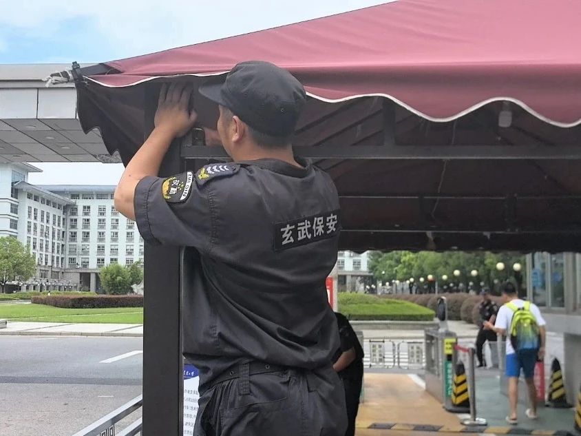 C:/Users/Administrator/Desktop/臺(tái)風(fēng)“貝碧嘉”來襲，南京保安積極應(yīng)對(duì)，“守”護(hù)萬(wàn)家團(tuán)圓！/6.jpg6