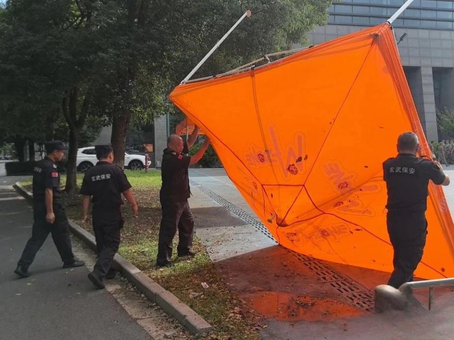 C:/Users/Administrator/Desktop/臺(tái)風(fēng)“貝碧嘉”來襲，南京保安積極應(yīng)對(duì)，“守”護(hù)萬(wàn)家團(tuán)圓！/3.jpg3