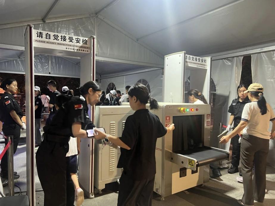 C:/Users/Administrator/Desktop/臺(tái)風(fēng)“貝碧嘉”來襲，南京保安積極應(yīng)對(duì)，“守”護(hù)萬(wàn)家團(tuán)圓！/9.jpg9